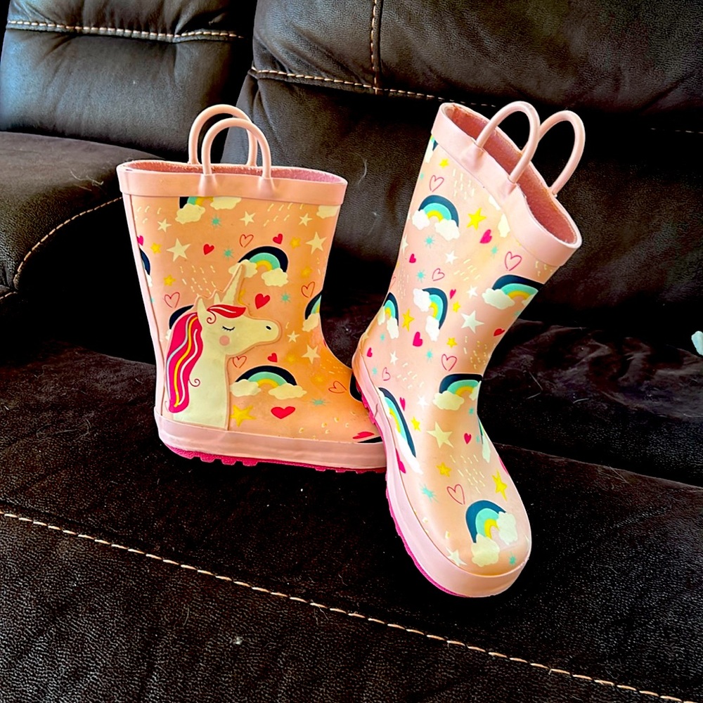 Kids.  Size 1 Unicorn/Rainbow Rain Boots Size 1
